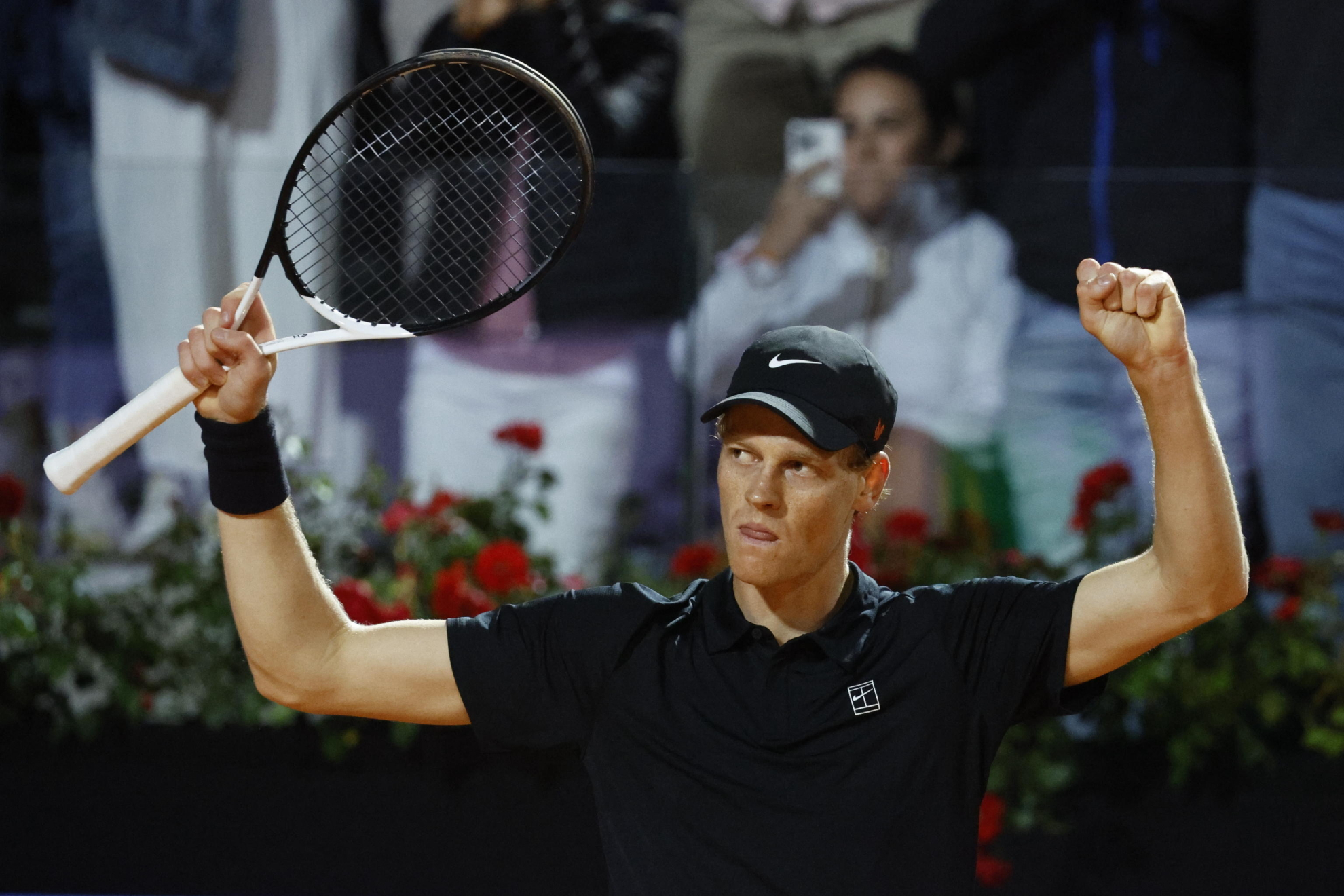 Jannik Sinner celebra su victoria ante Tommy Paul en las semifinales de Roma.