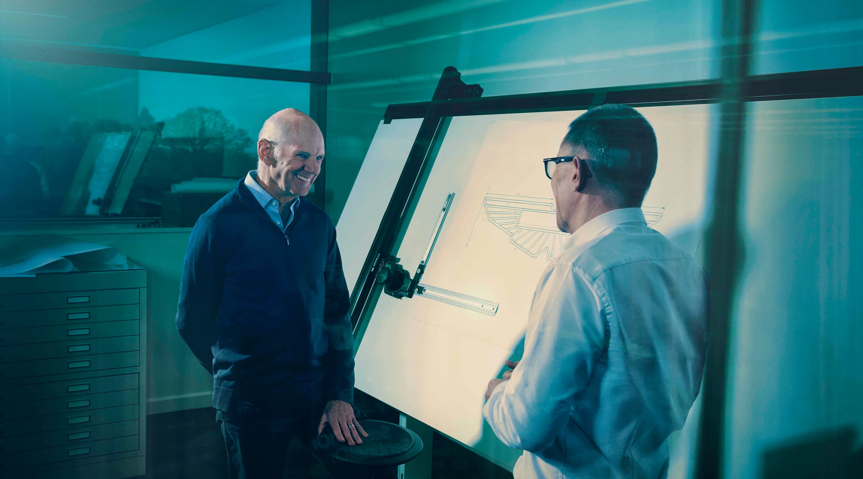 Newey y Andy Cowell, en la factoría de Silverstone.