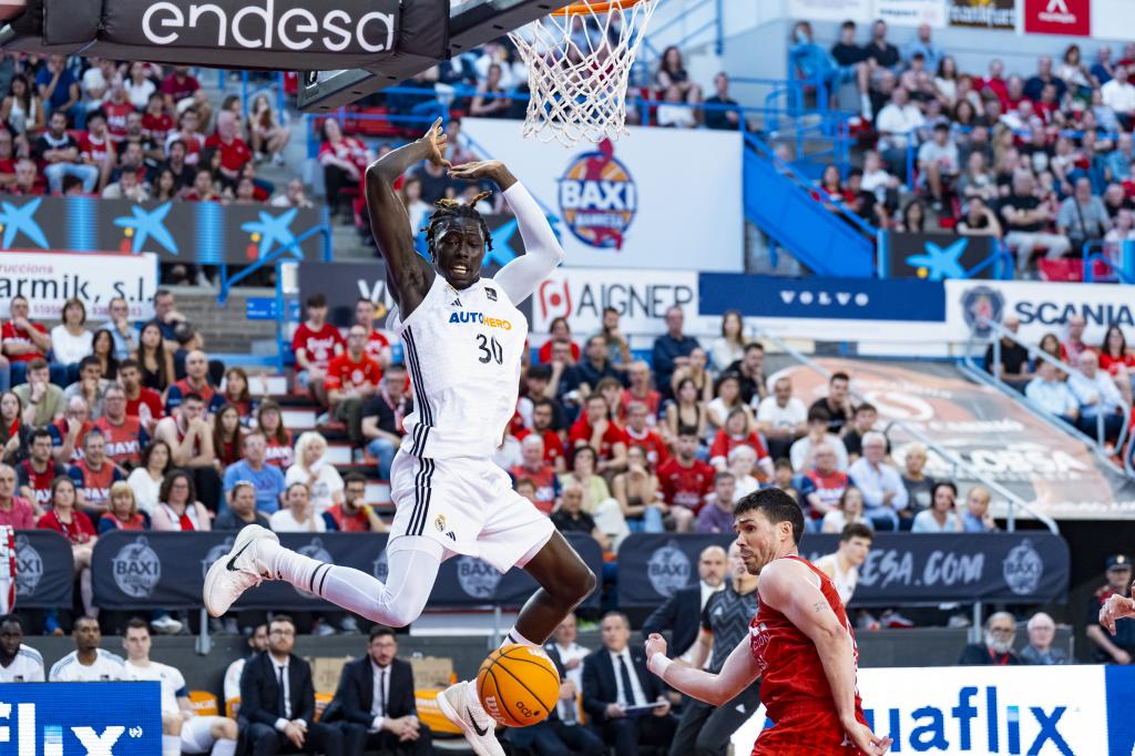 Eli John Ndiaye and Dani Pérez during the game.