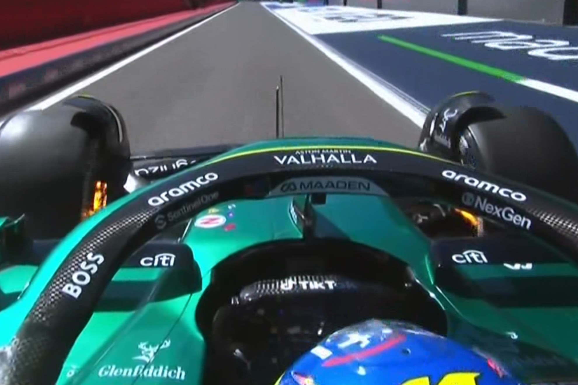 Alonso sale de box.