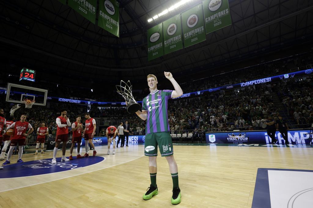 Alberto Díaz holds the recently won BCL Cup.