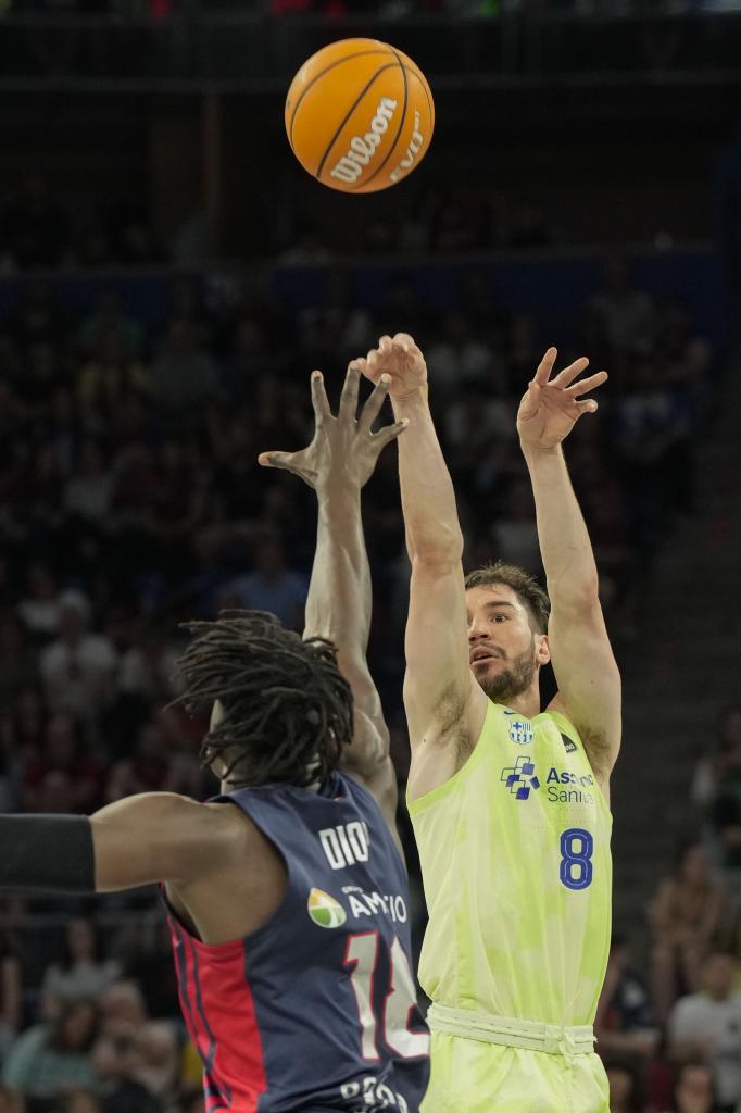 Darío Brizuela launches a triple at the defense of Khalifa Diop.