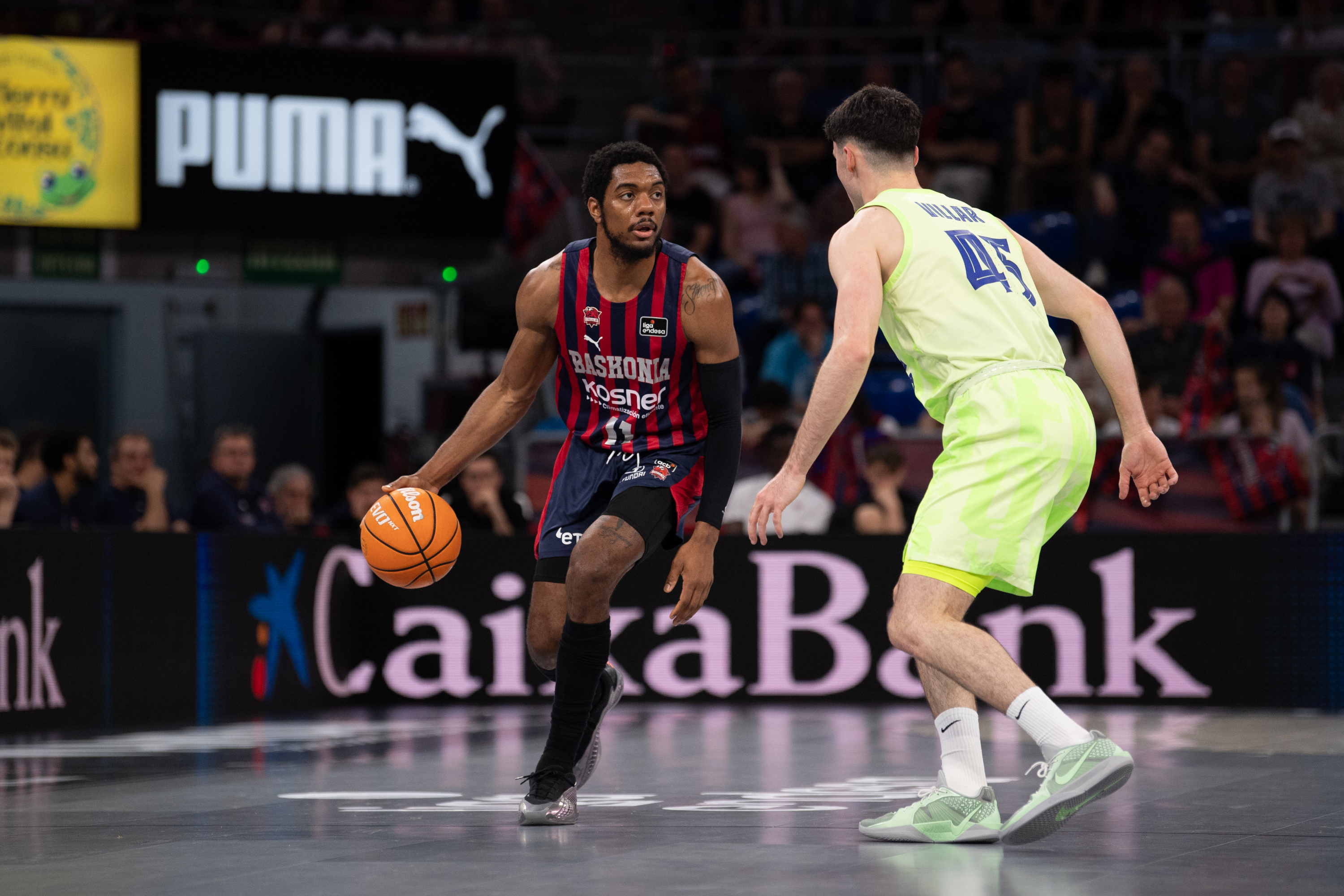 Trent Forrest directs a Baskonia attack against Raúl Villar's defense.