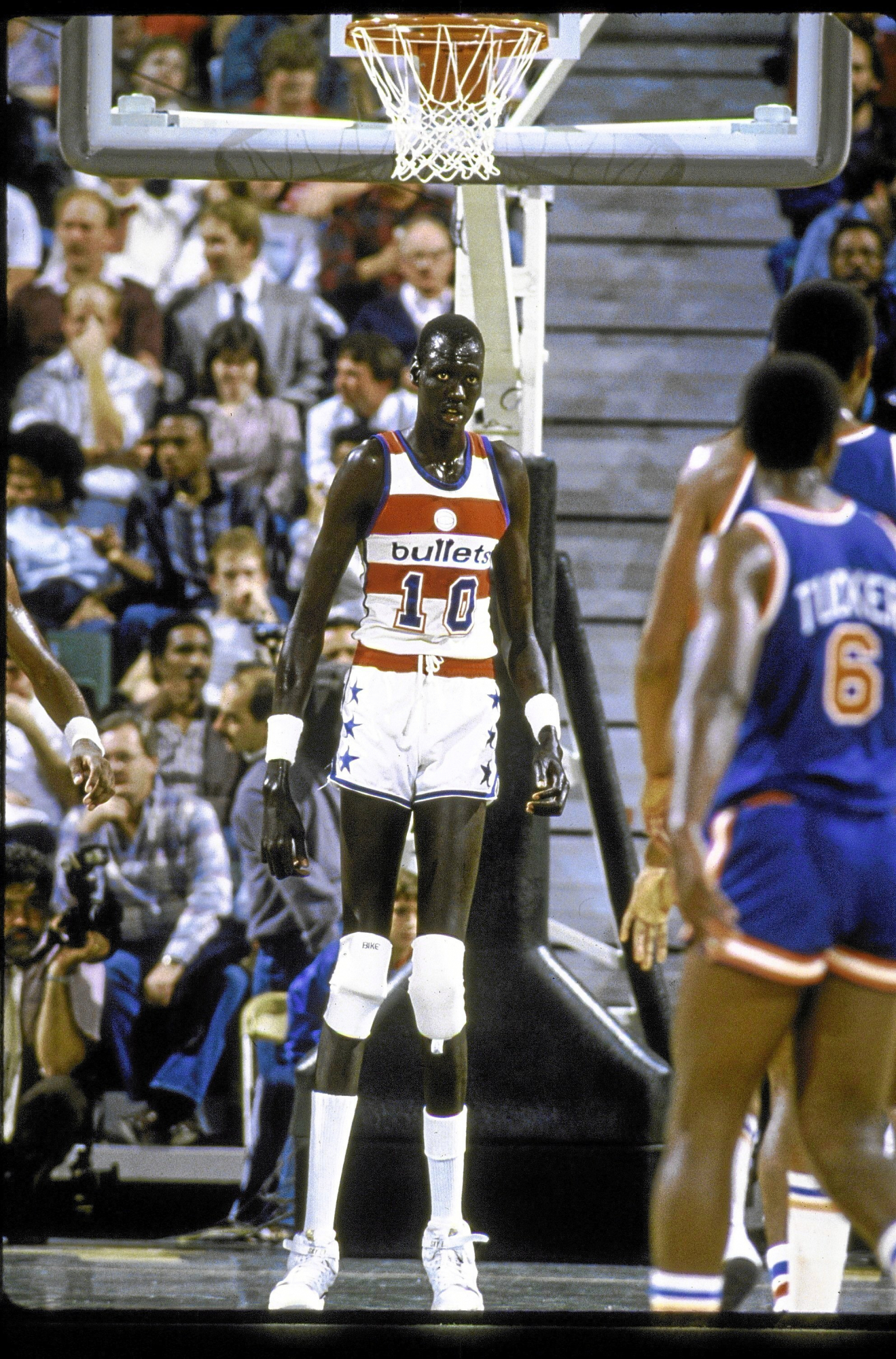 Manute Bol, the biggest lie in basketball: "Played in the NBA with 50 years"