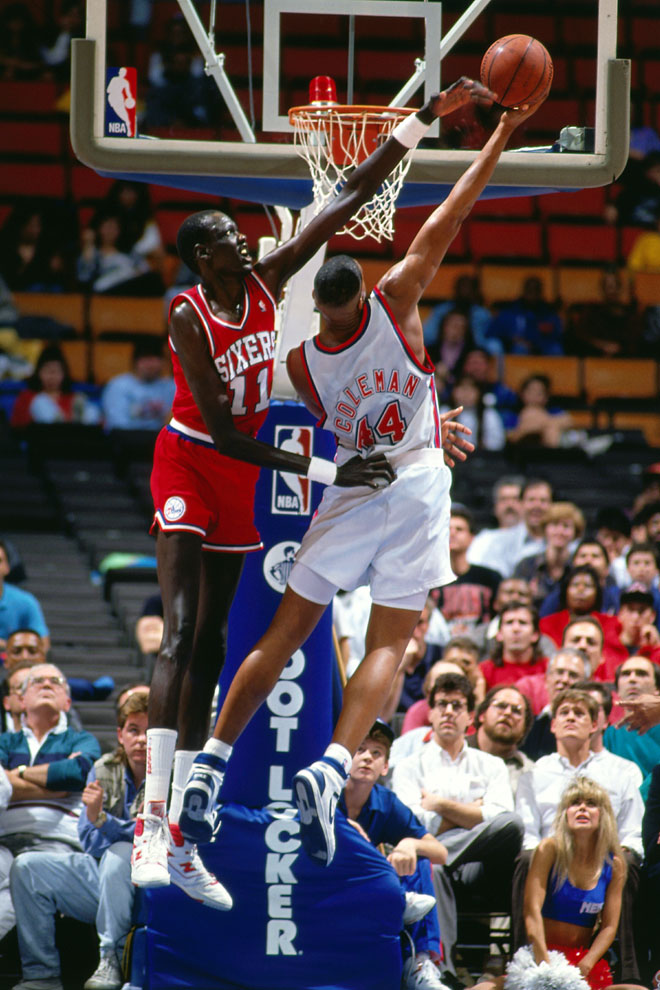 Manute Bol, the biggest lie in basketball: "Played in the NBA with 50 years"