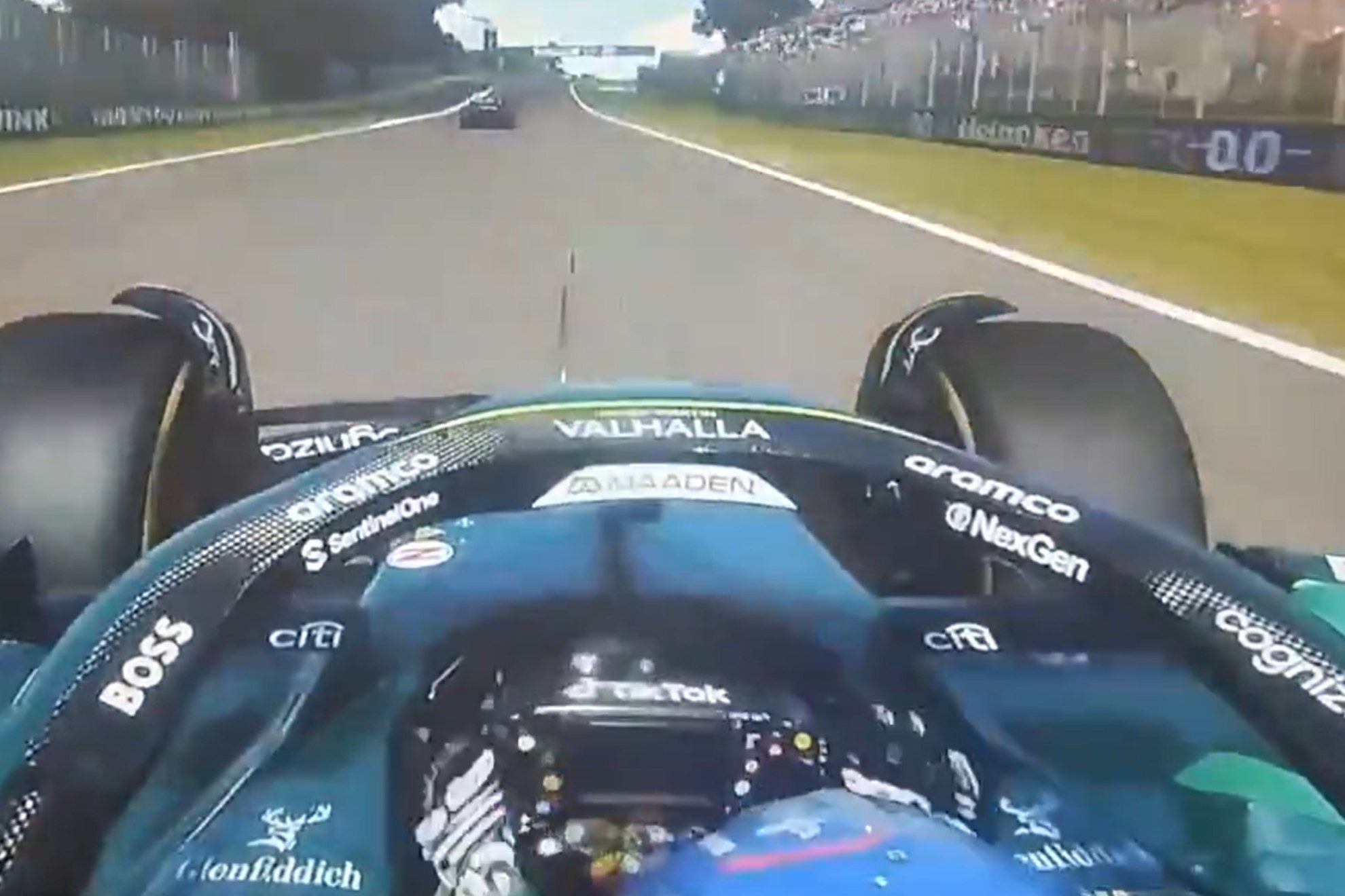 Alonso se da golpes.
