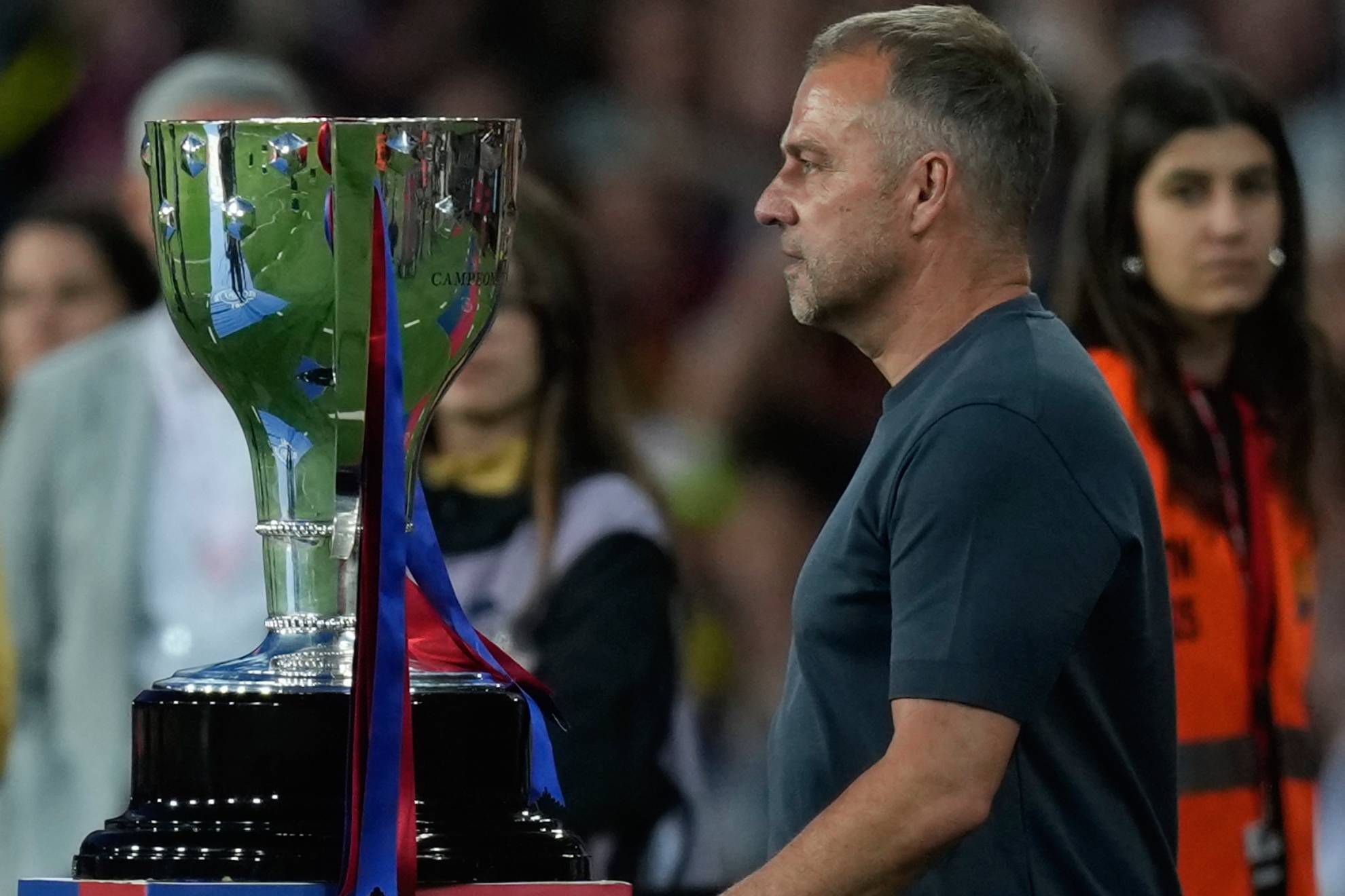Hansi Flick, junto al trofeo de Liga