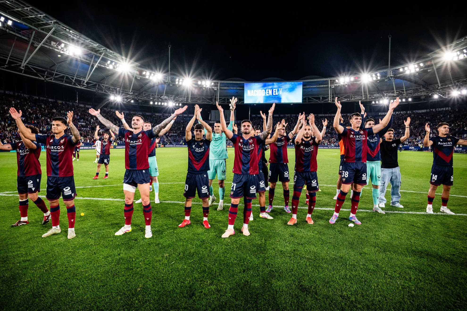 Los jugadores del Levante, celebrando la victoria con su afición.
