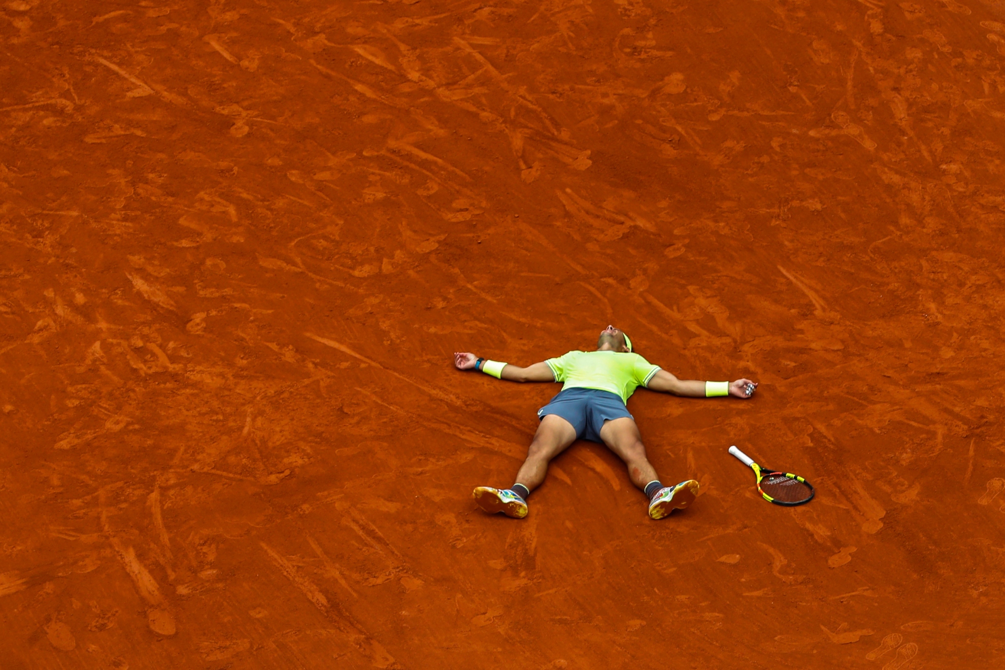 Nadal, tumbado sobre la arena que le vio ganar en 14 ediciones.