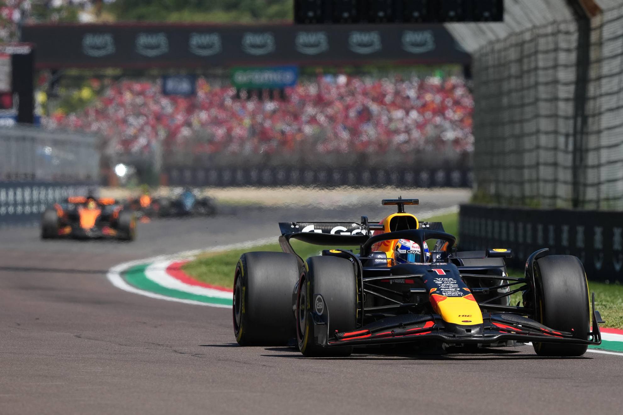 Verstappen, por delante de Piastri, en el GP de Emilia Romagna.