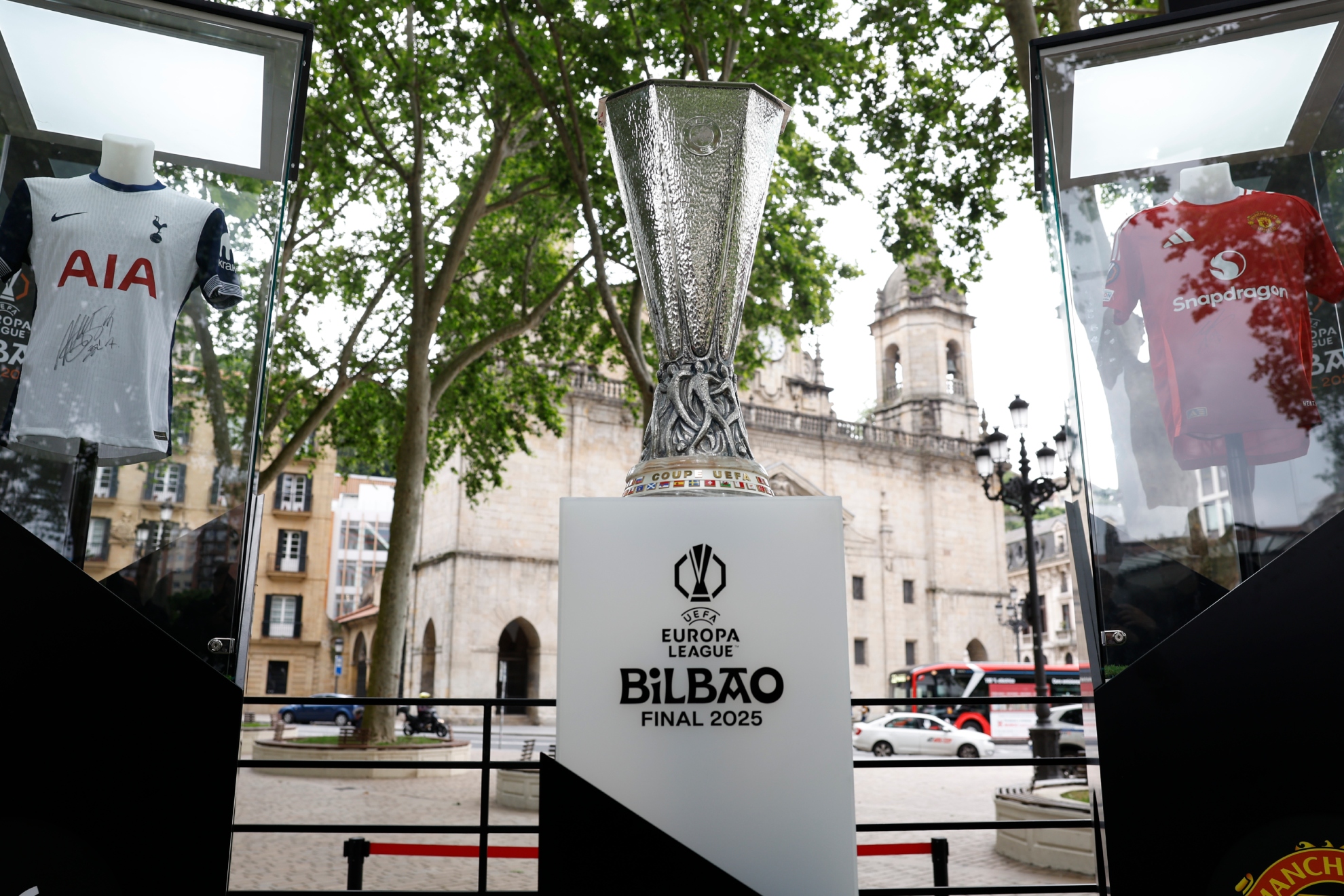 Imagen de la Europa League junto a las camisetas de ambos equipos.