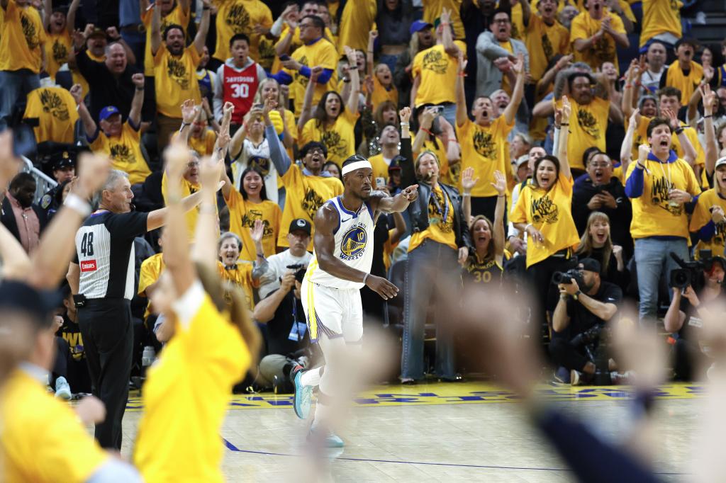 Butler lifts the Warriors fans of their seats after scoring a triple.