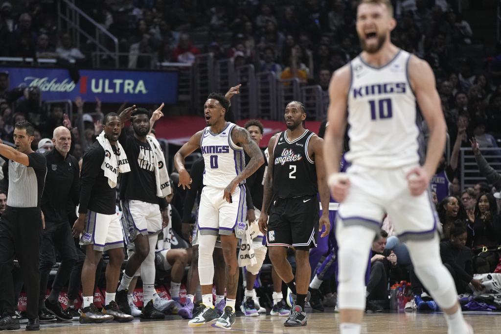 The Lithuian Domantas Sabonis, maximum rebounder of the season, celebrates a basket.