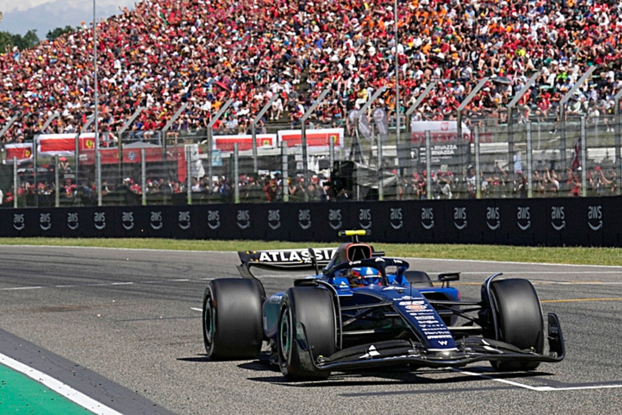 Carlos Sainz Jr. cruzando la línea de meta en el GP de Emilia Romagna.