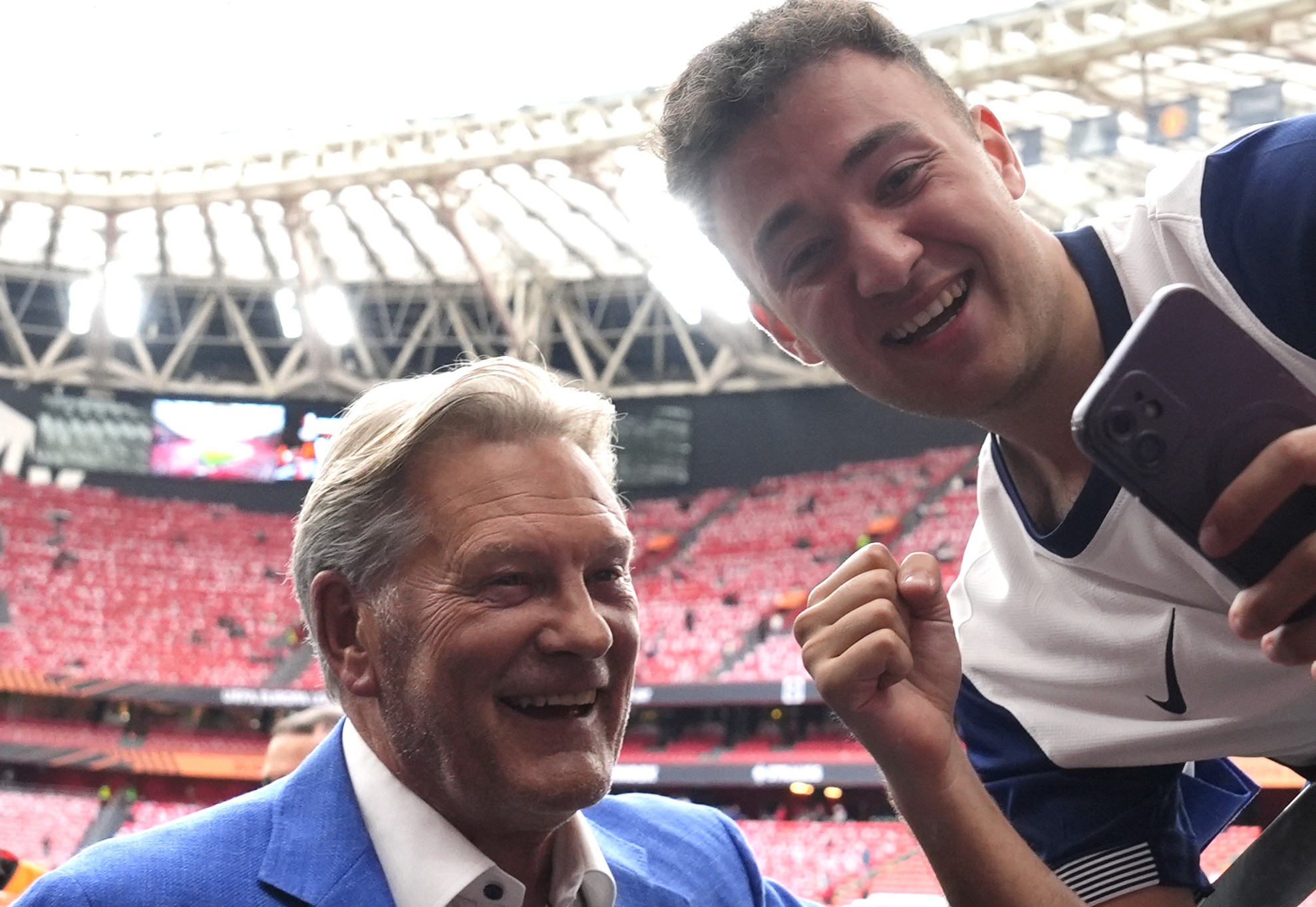 Hoddle, ex del Tottenham, atiende a un aficionado