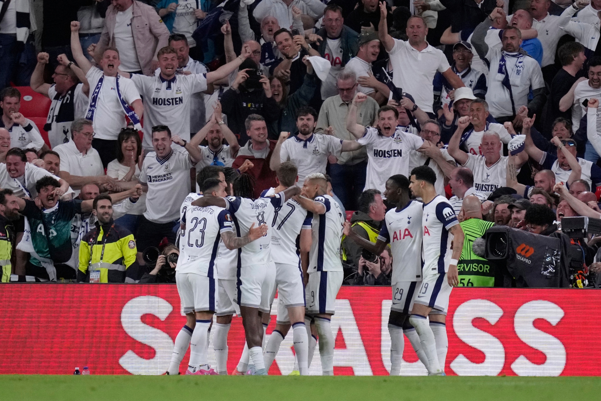 Los jugadores del Tottenham celebran el 1-0 en San Mamés.
