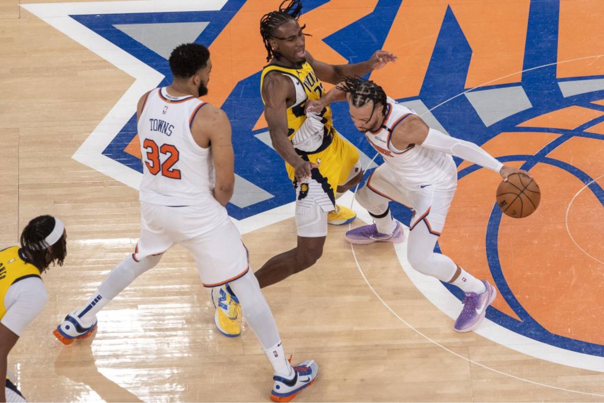Brunson tries to overcome Nesmith's defense with the Towns blocking.