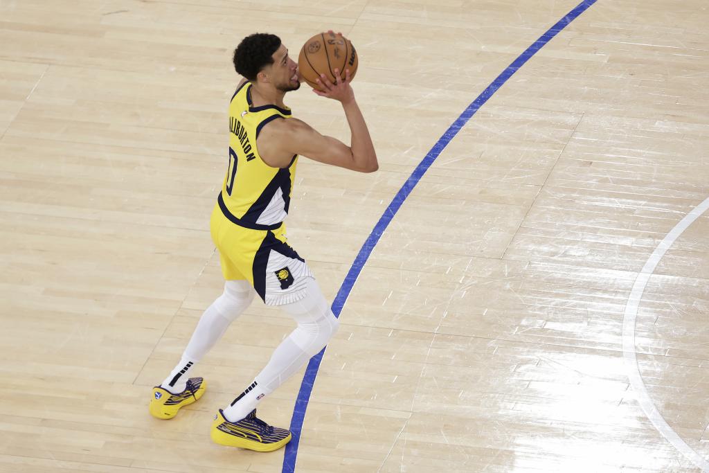 Image in which it is seen that Haliburton stepped on the line in the shot with which he forced the extension.