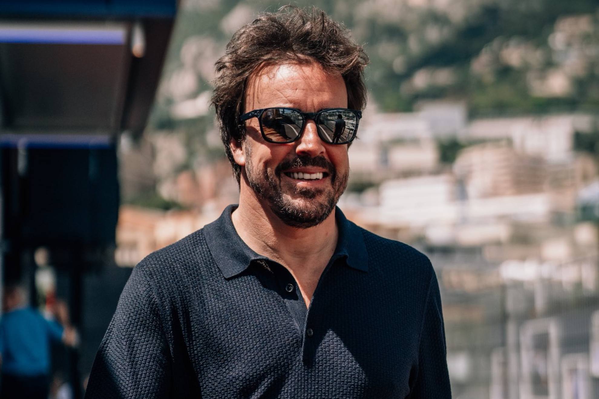 Fernando Alonso, entrando en el 'paddock' de Mónaco este jueves,