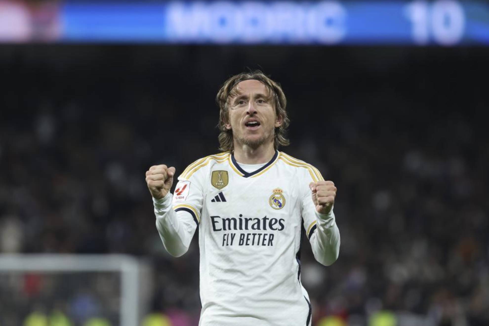 Modric celebra un gol con el Madrid con su nombre de fondo.