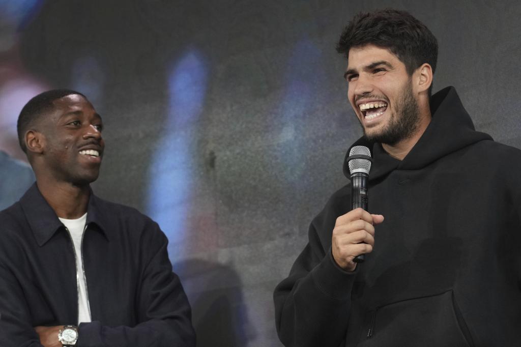 El diálogo entre Alcaraz y Dembélé durante el sorteo.
