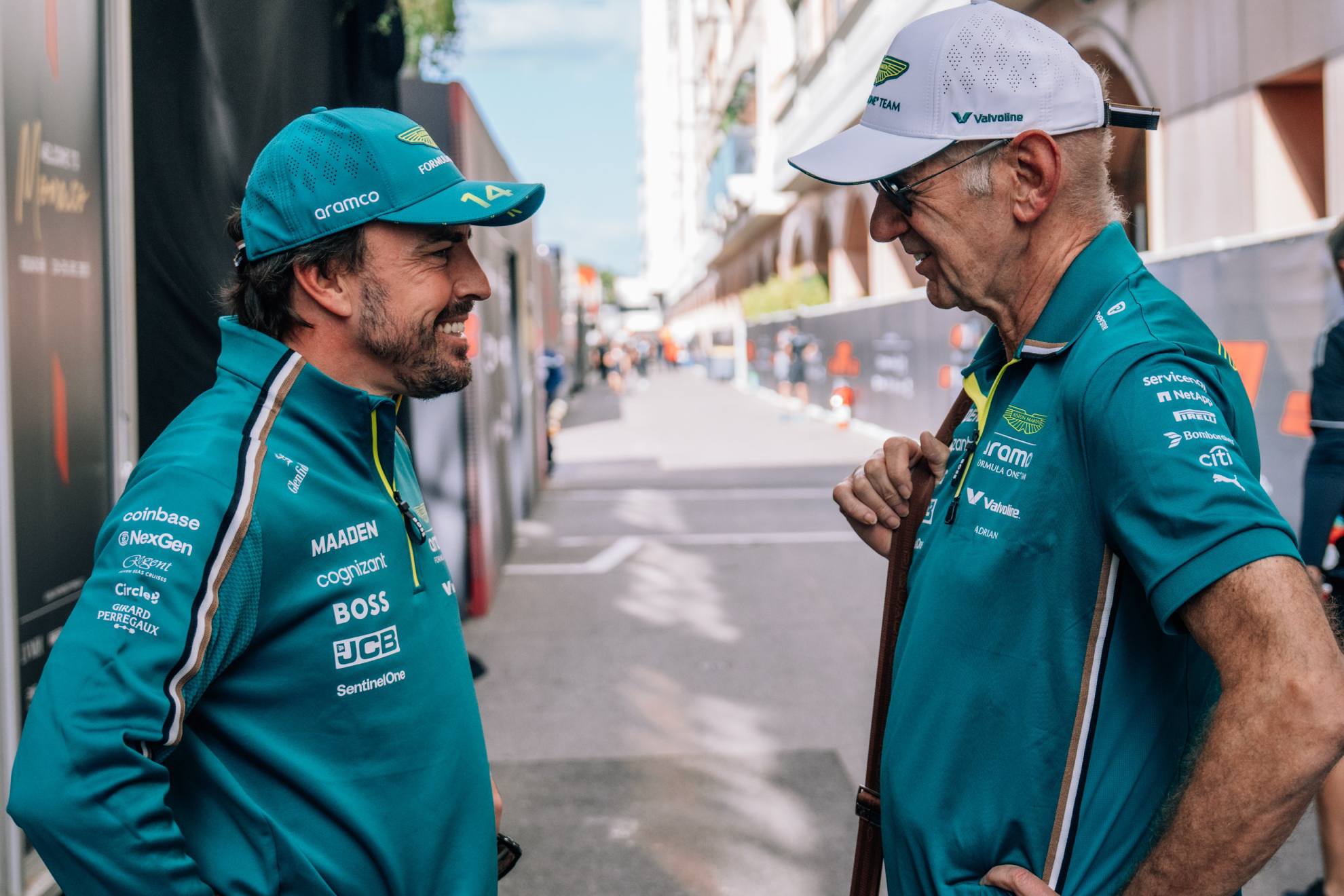 Alonso y Newey, charlando en el paddock de Montecarlo.