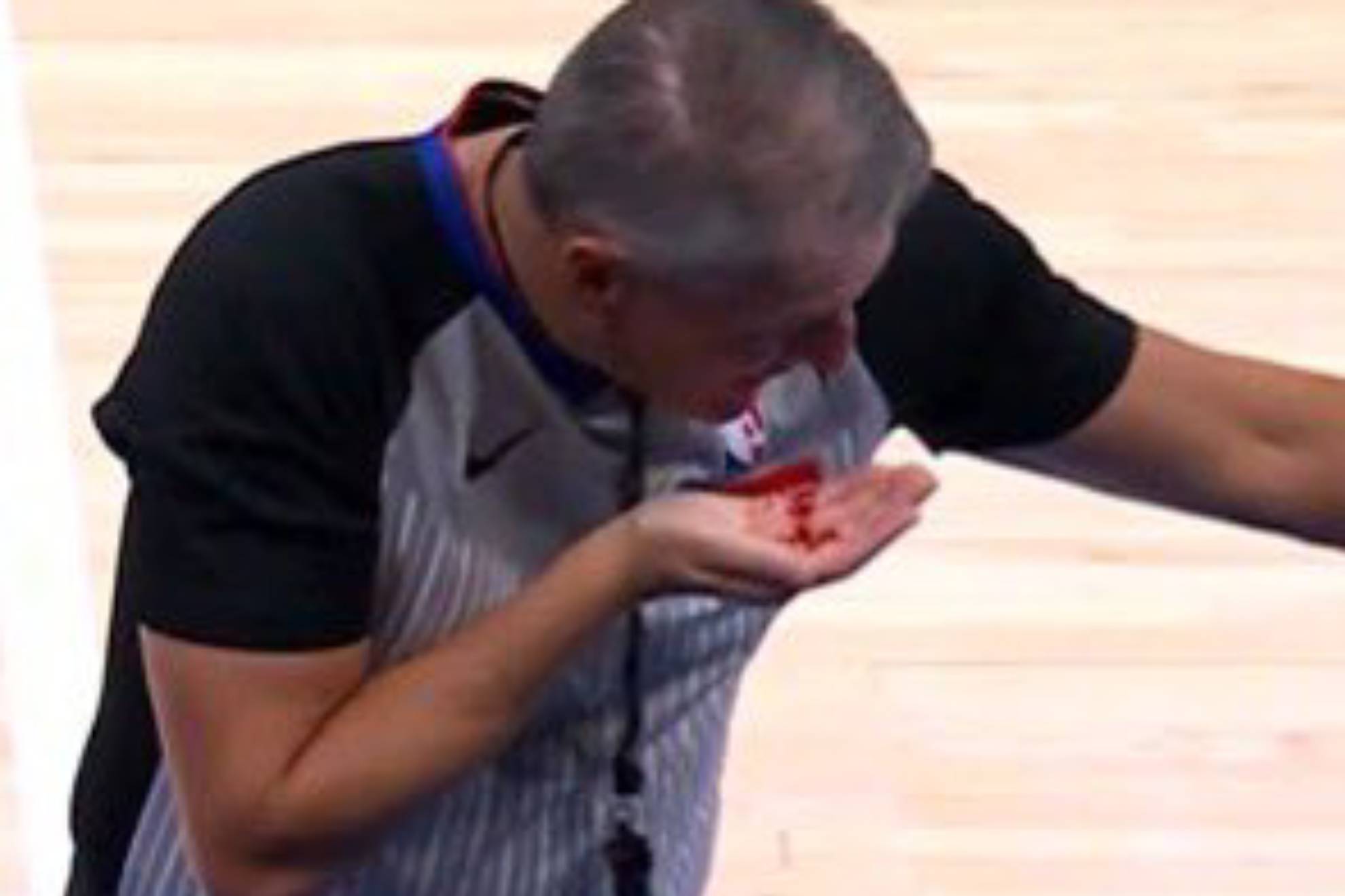The referee Scott Foster bleed down his nose after receiving a Dort blow to the NBA playoffs