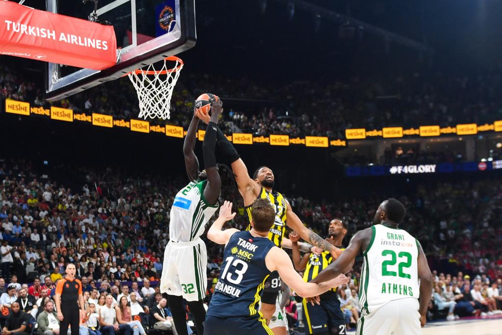 Wenyen Gabriel et Khem Birch se battent pour un rebond.