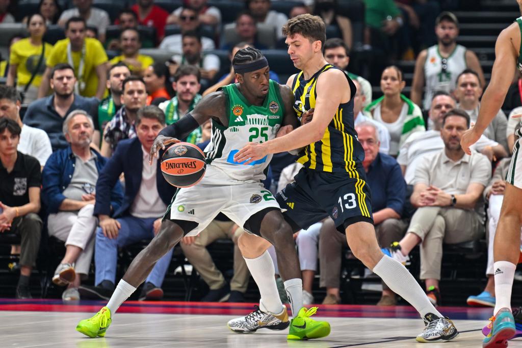 Tarik BibleVic essaie de défendre Kendrick Nunn.