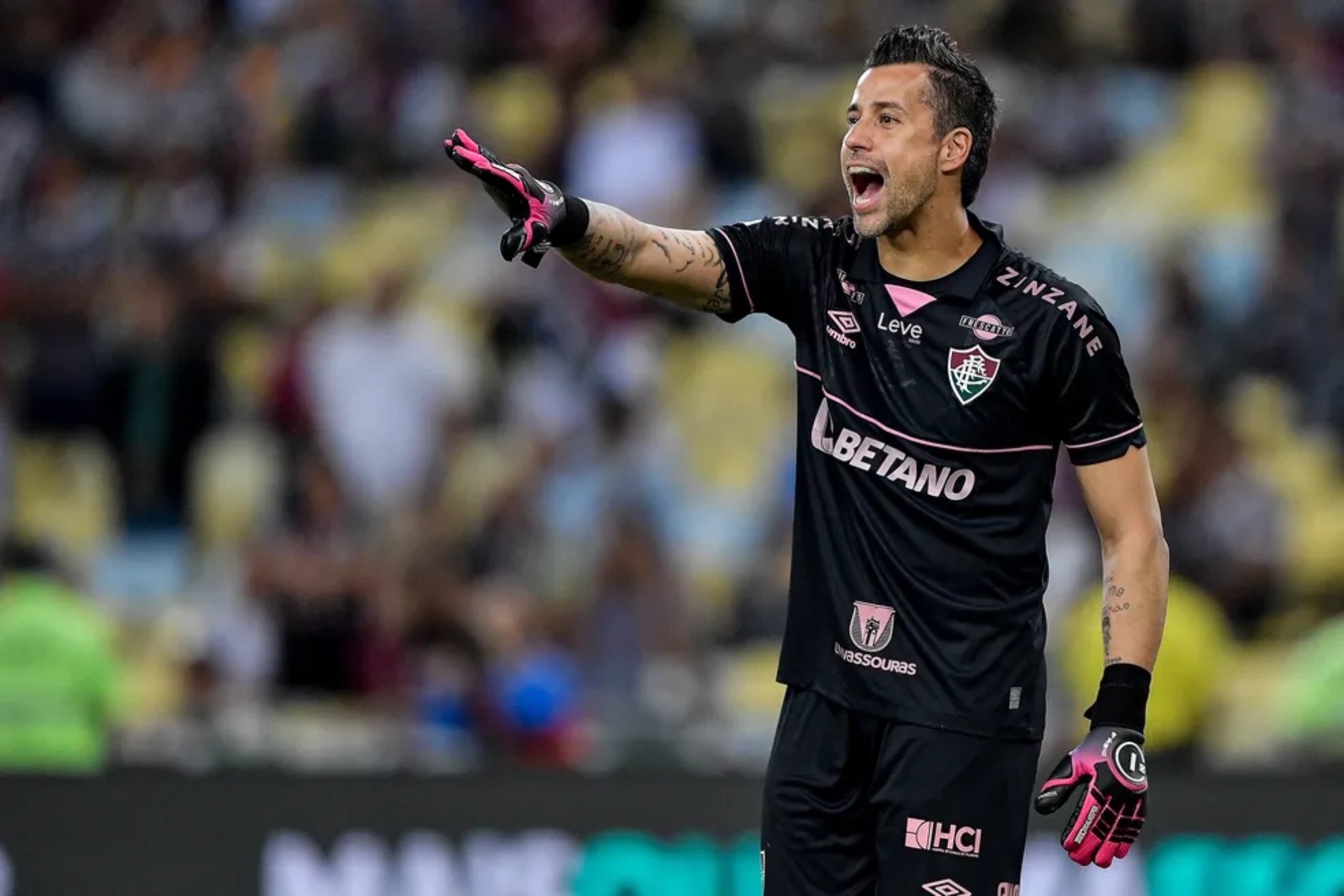 Fabio during a match with Fluminense