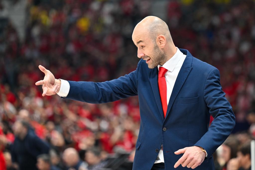 Vassilis Spanoulis gives instructions during the semifinal against Monaco.