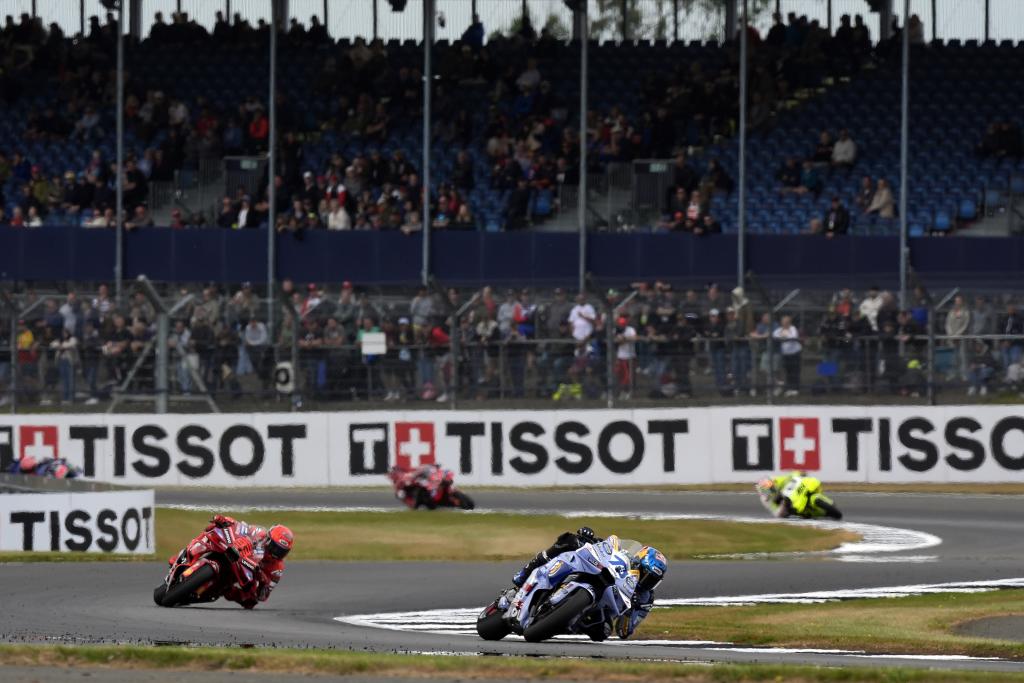 Álex, delante de Marc Márquez, en carrera.