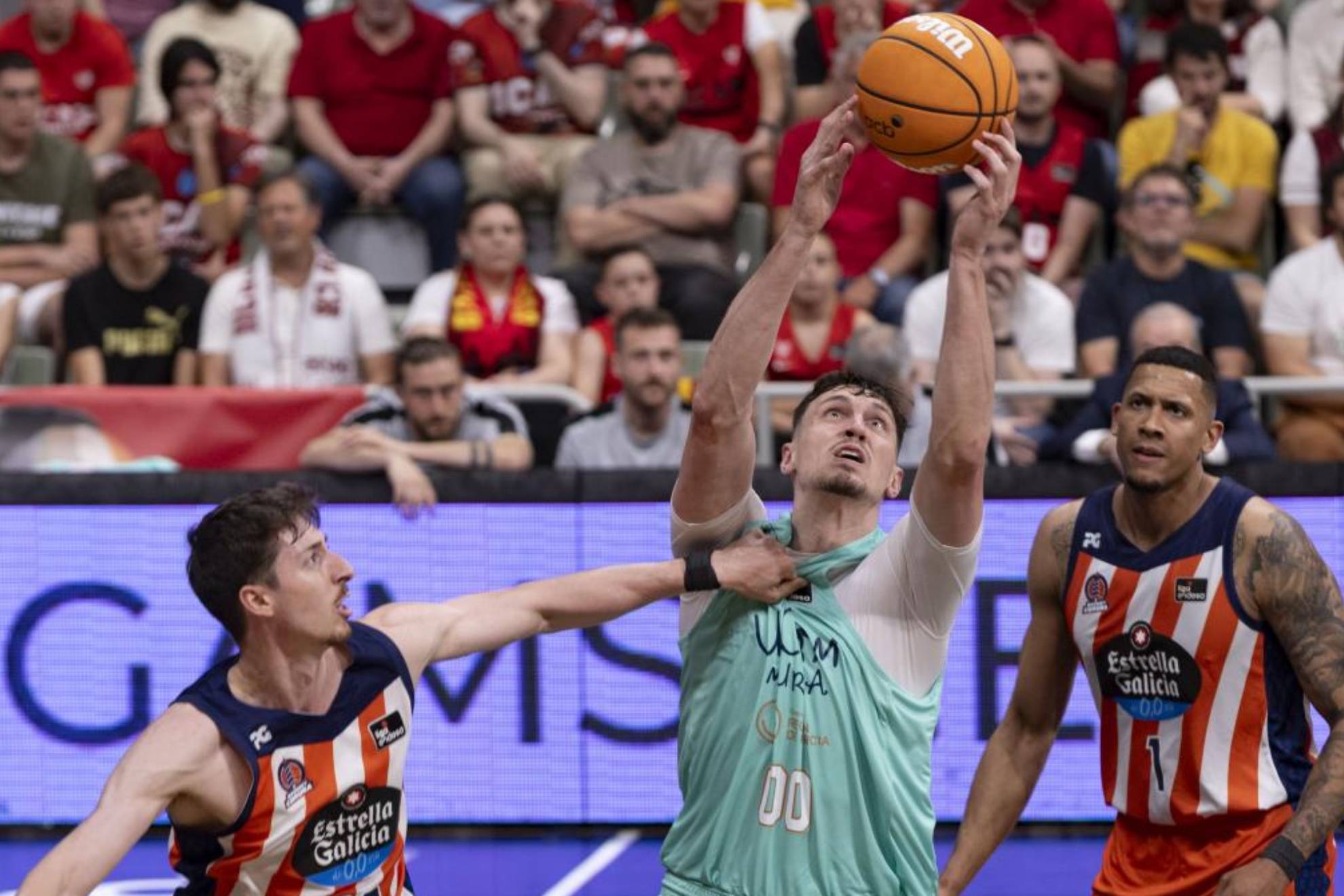 Rodions Kurucs catches a rebound to the grip of Aleix Font.