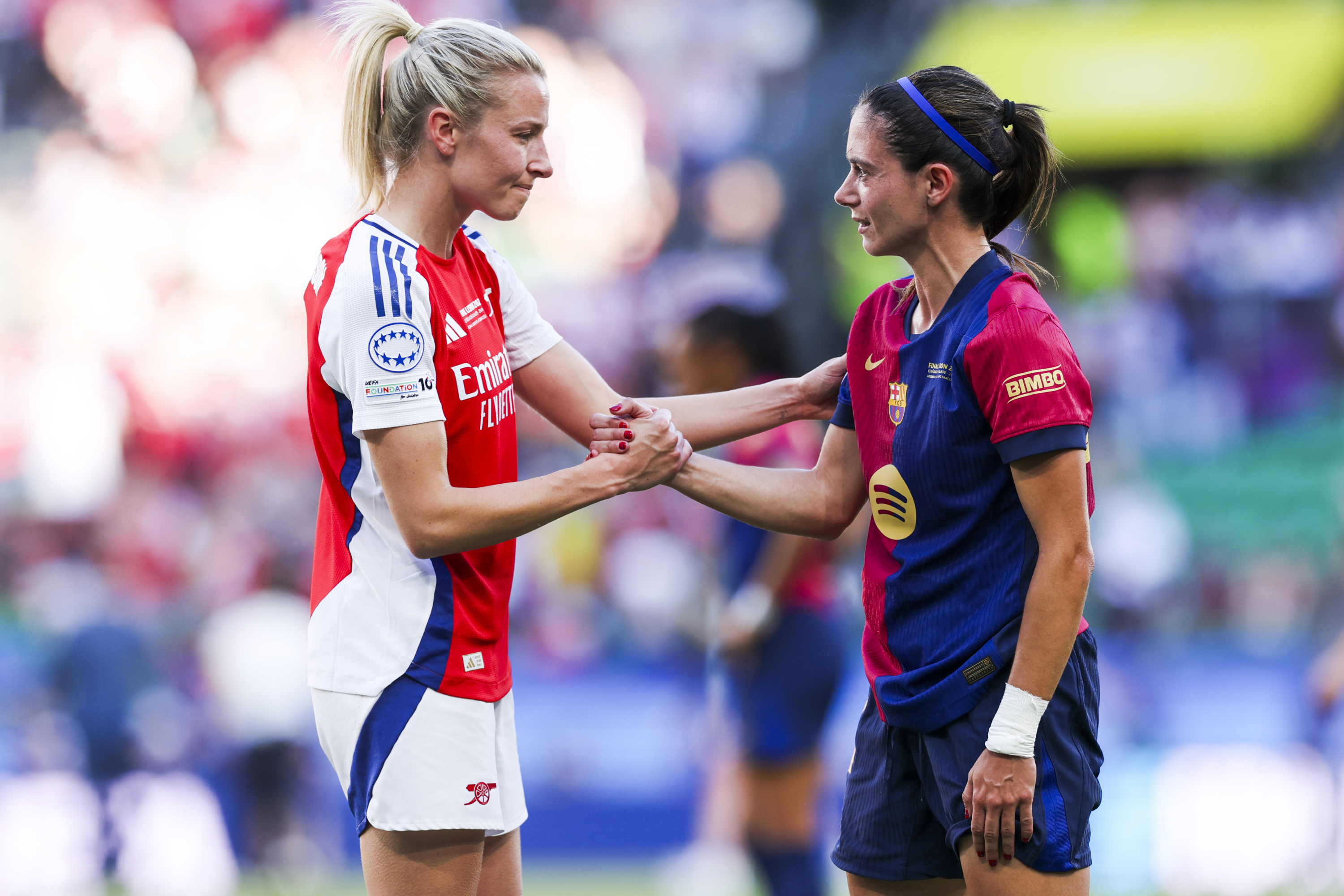 Leah Williamson y Aitana Bonmatí se saludan tras la final de Lisboa