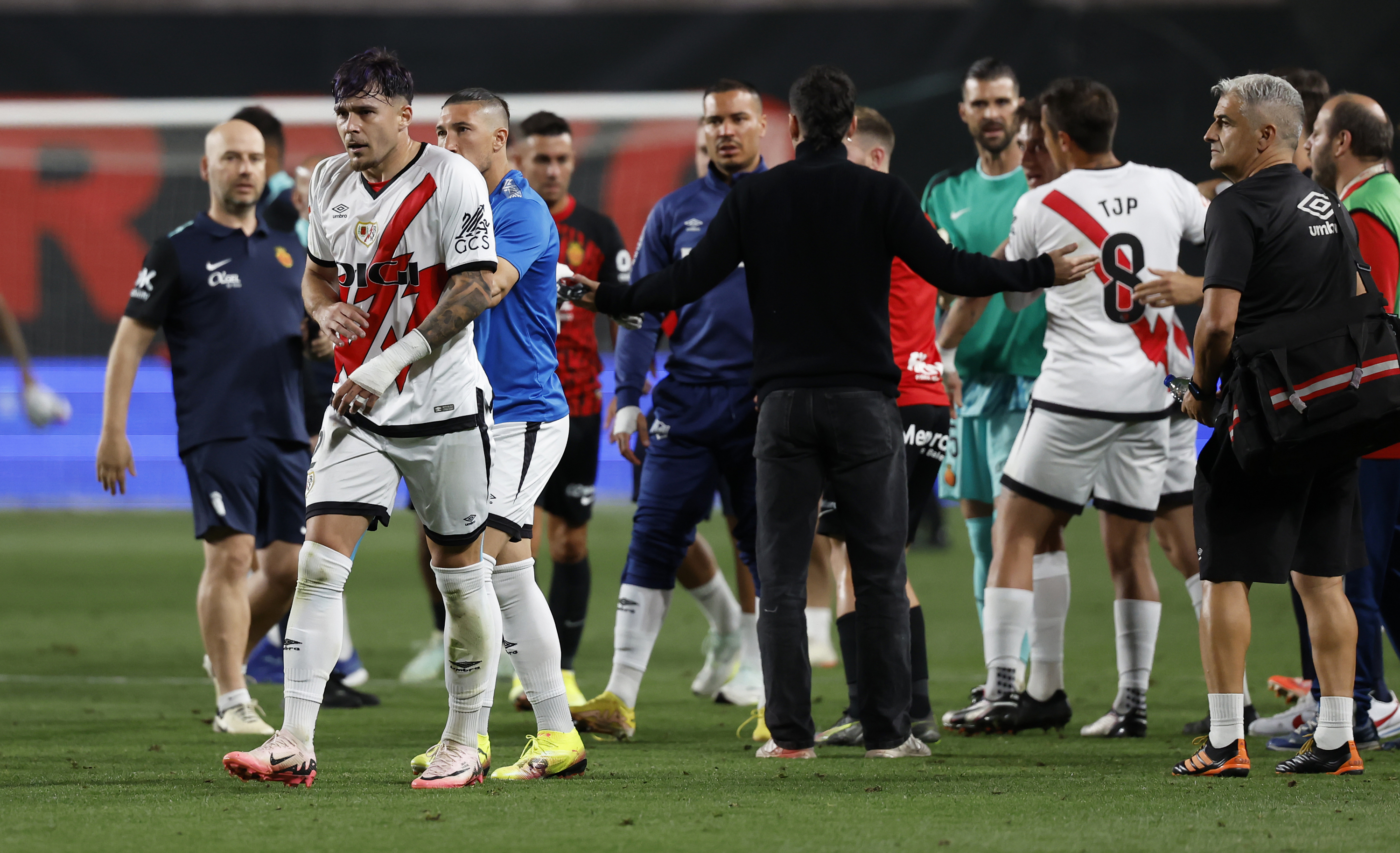 Pedro Díaz se revuelve tras recibir un cabezazo de Ratiu