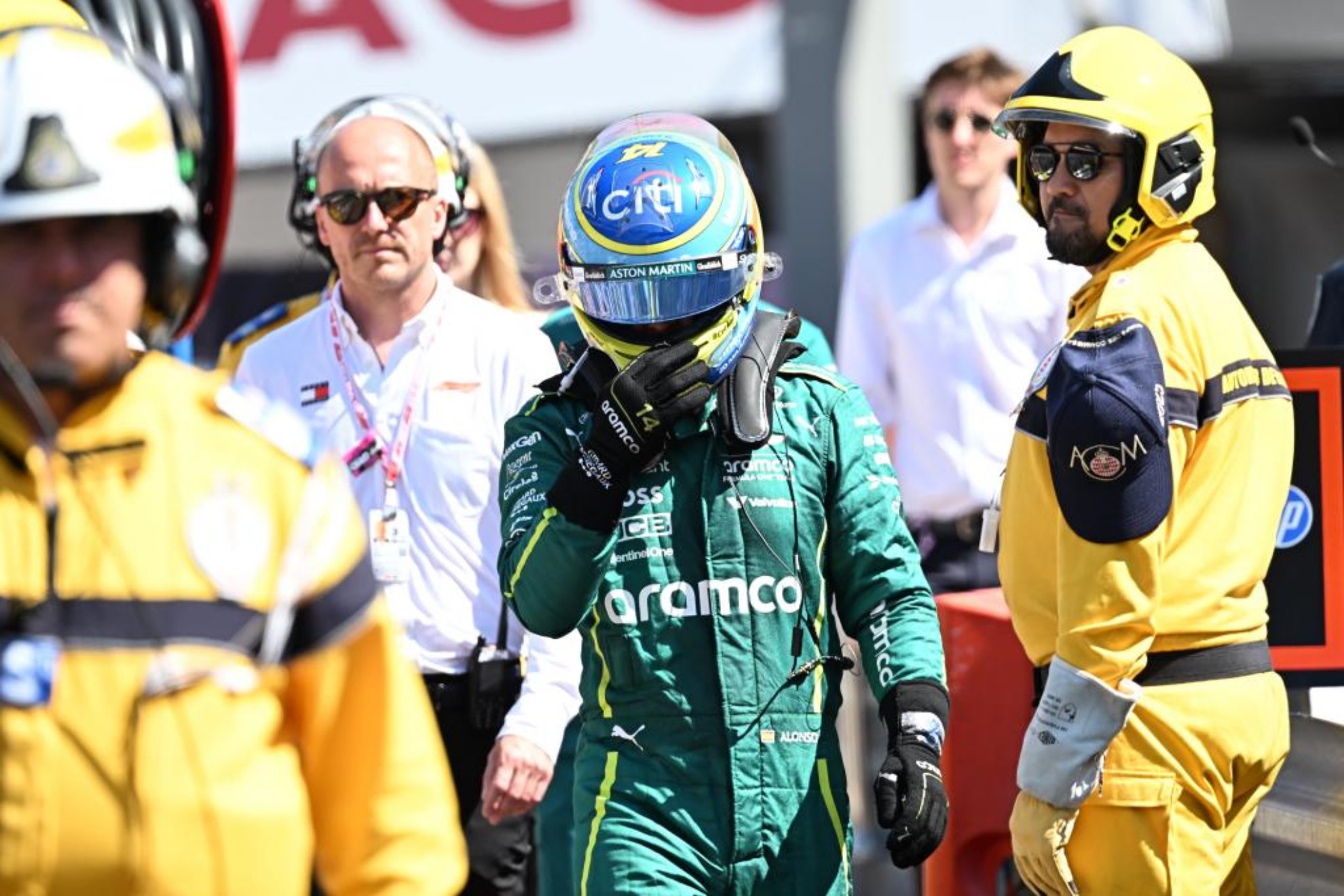 Alonso, al salir del AMR25.