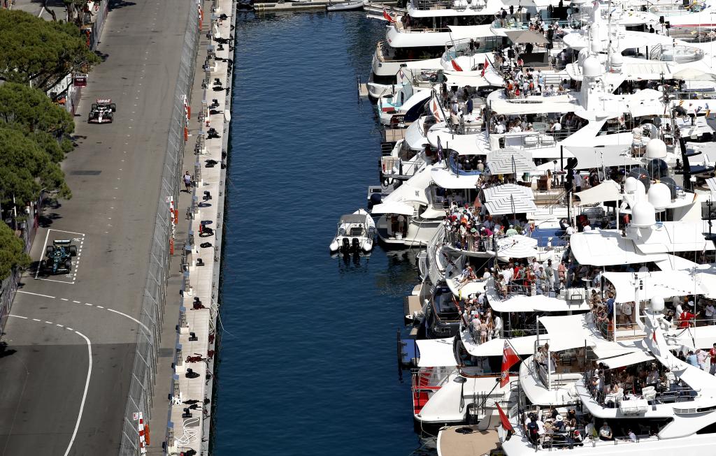 Monaco (Monaco), 25/05/2025.- Aston Martin driver Fernando Alonso of Spain (L front) in action during the Formula One Grand Prix of Monaco at the Circuit de Monaco in Monte Carlo, Monaco, 25 May 2025. (Fórmula Uno, España) EFE/EPA/YOAN VALAT