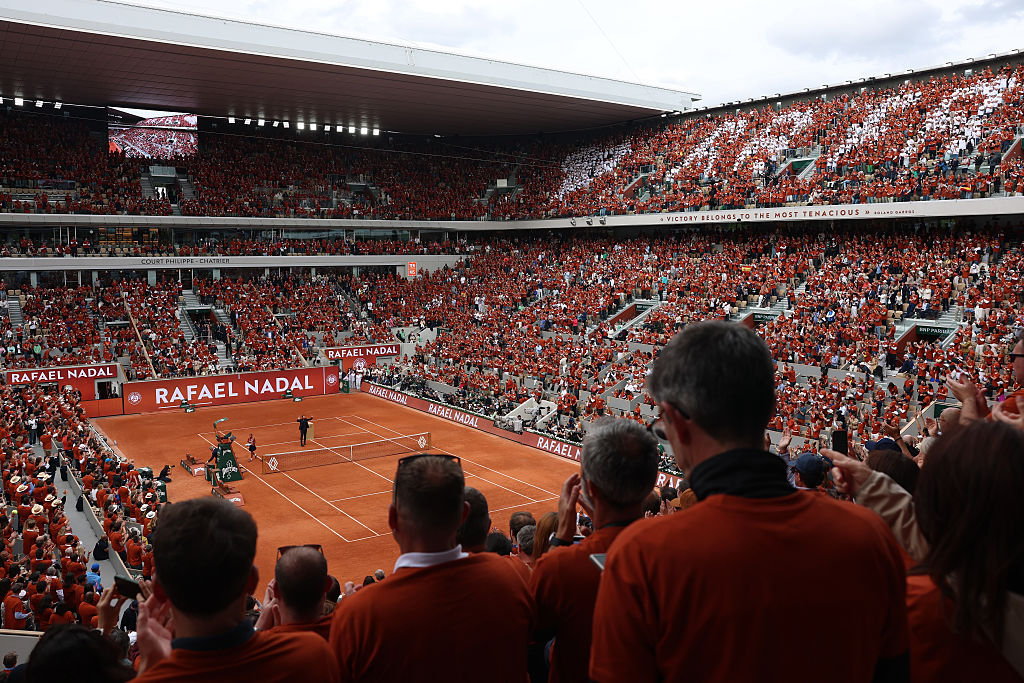 La grada de Roland Garros teñida con el nombre de Rafa.