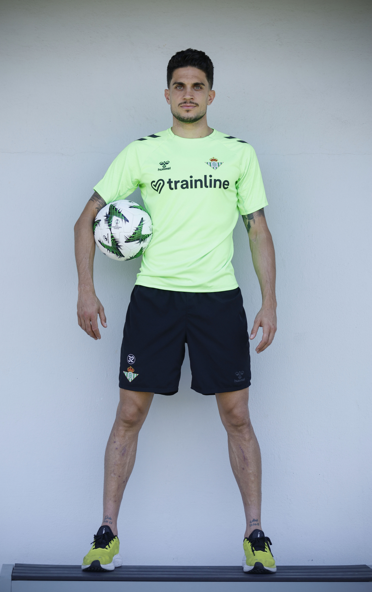 Bartra posa para MARCA con el balón de la Conference