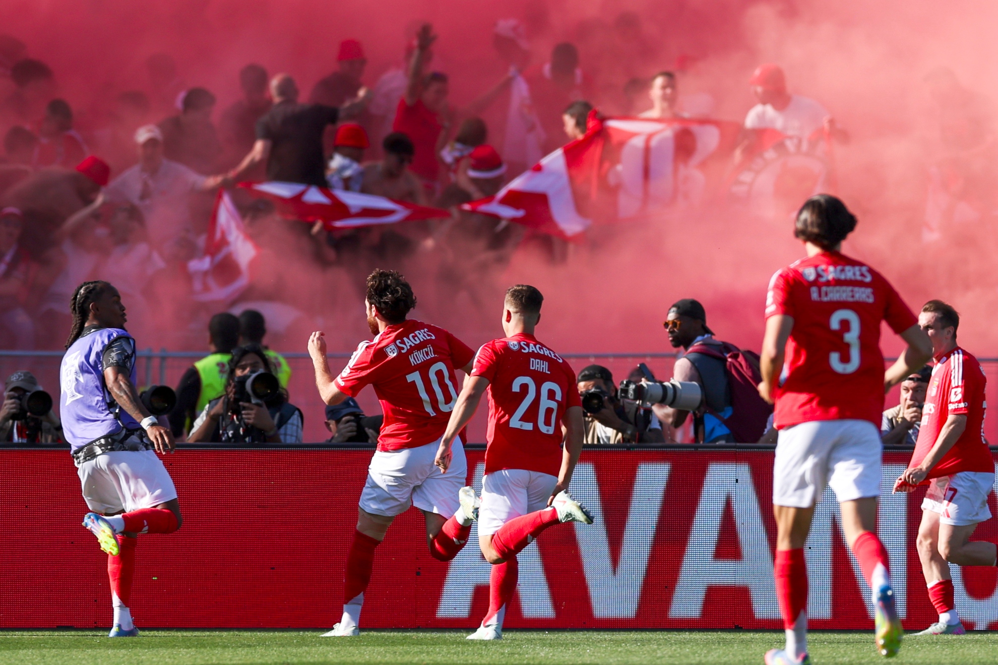 Los jugadores del Benfica celebrando el primer tanto del partido.