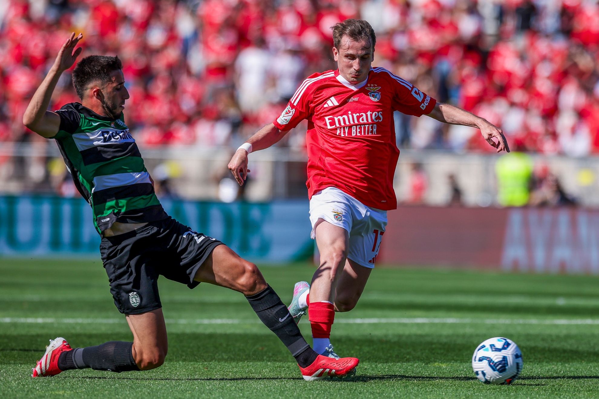 Inácio y Aktürkolu luchando por el balón.