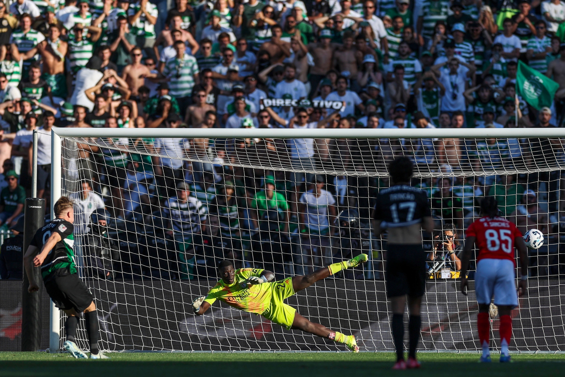 Gyökeres engaña desde los 11 metros a Samuel Soares.