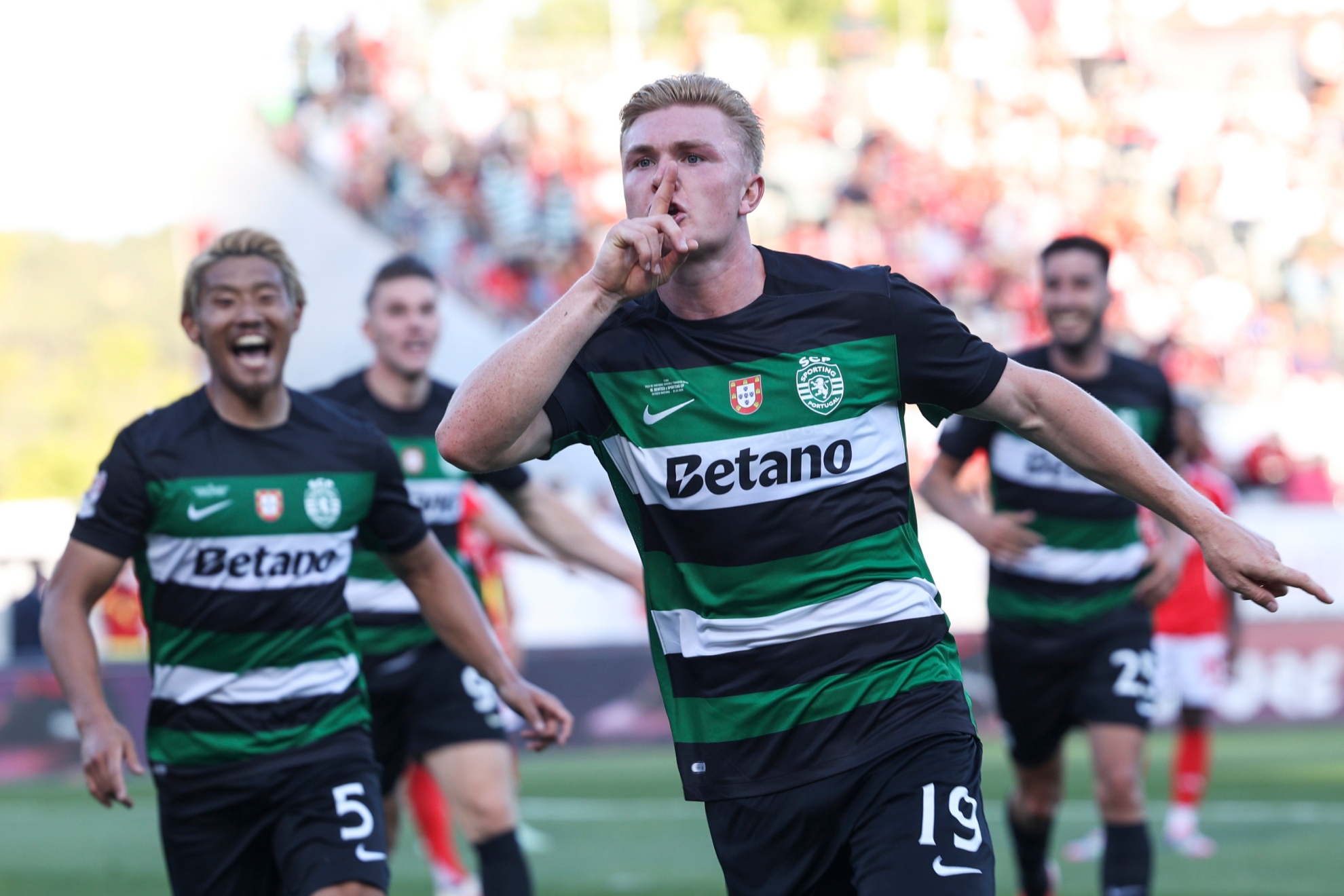 Conrad Harder celebrando su tanto en la prórroga.