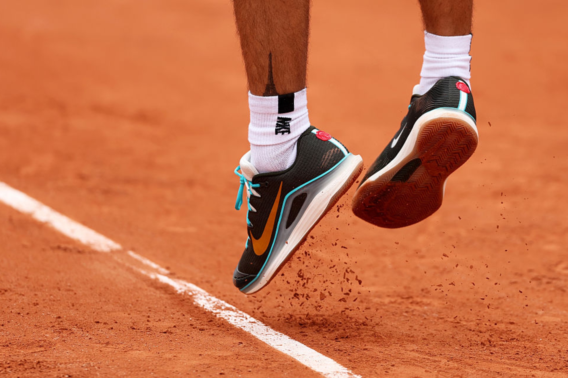 Las zapatillas de Carlitos, con el nuevo logo tapado.