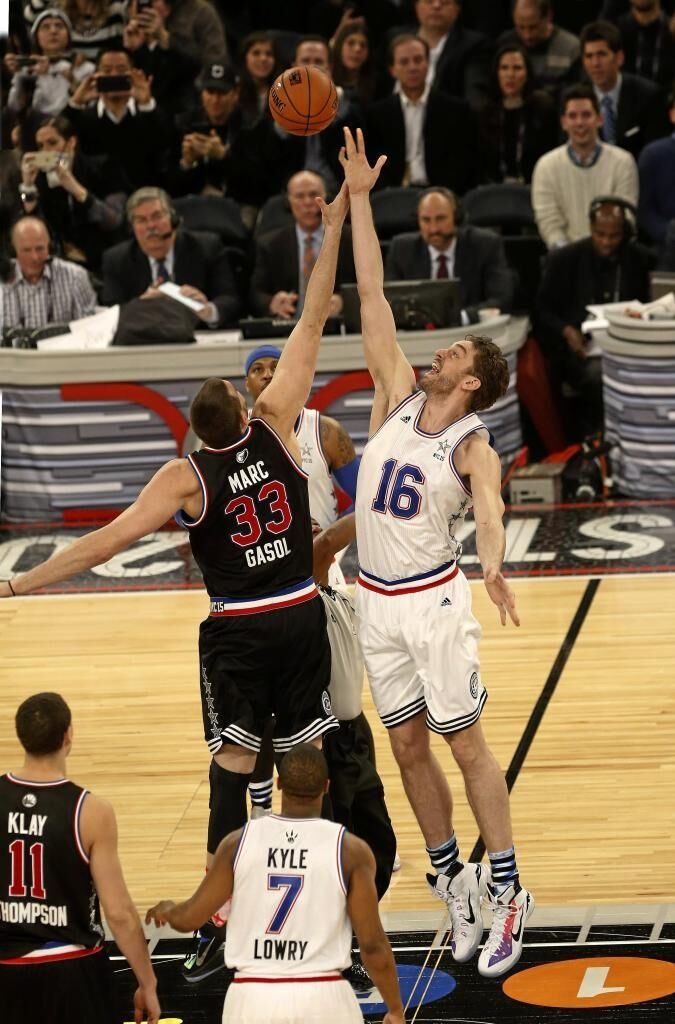 They starred in a historical image. For the first time in the NBA two brothers made the initial leap of the Star Party.