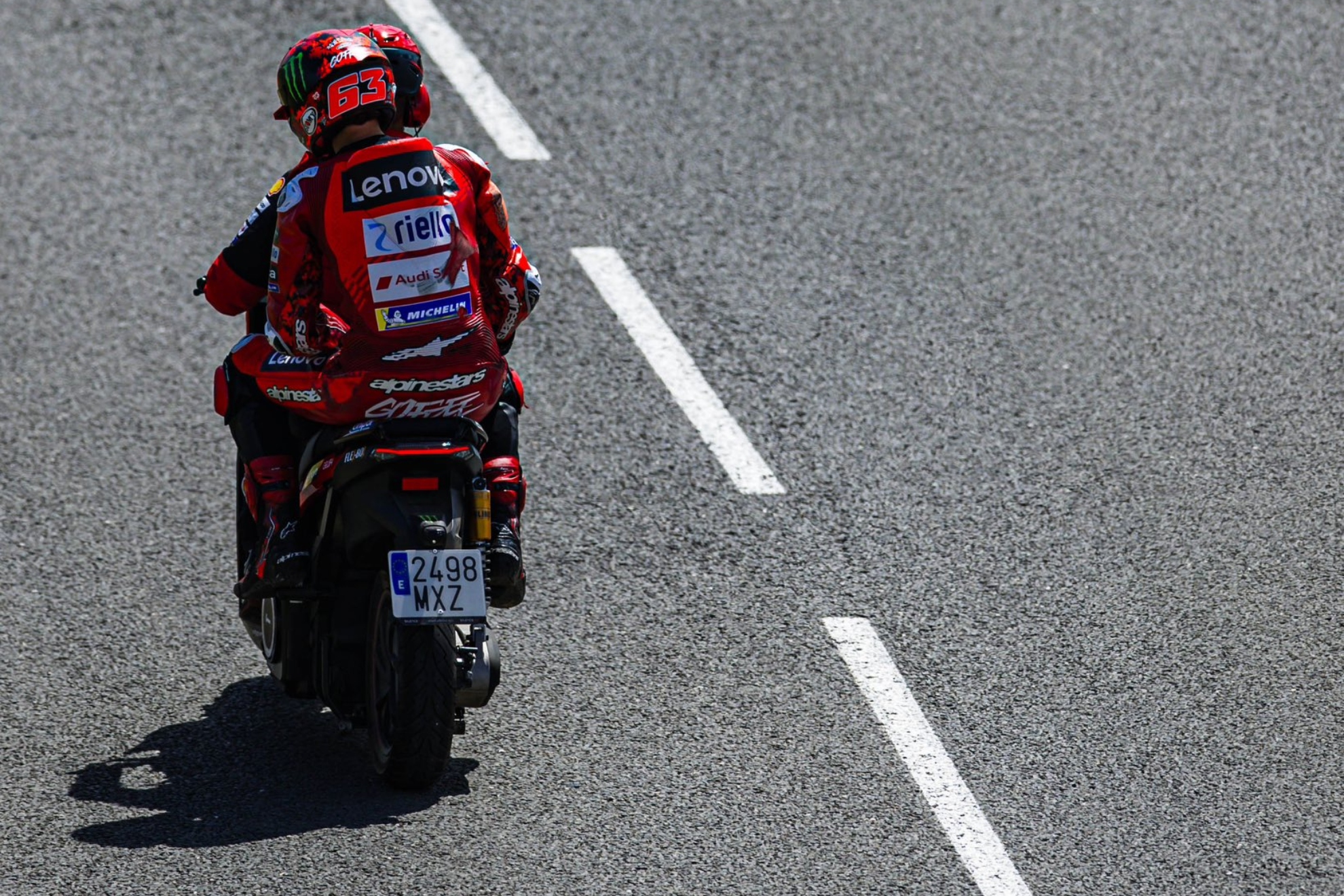 Pecco vuelve en 'scooter' tras su caída.