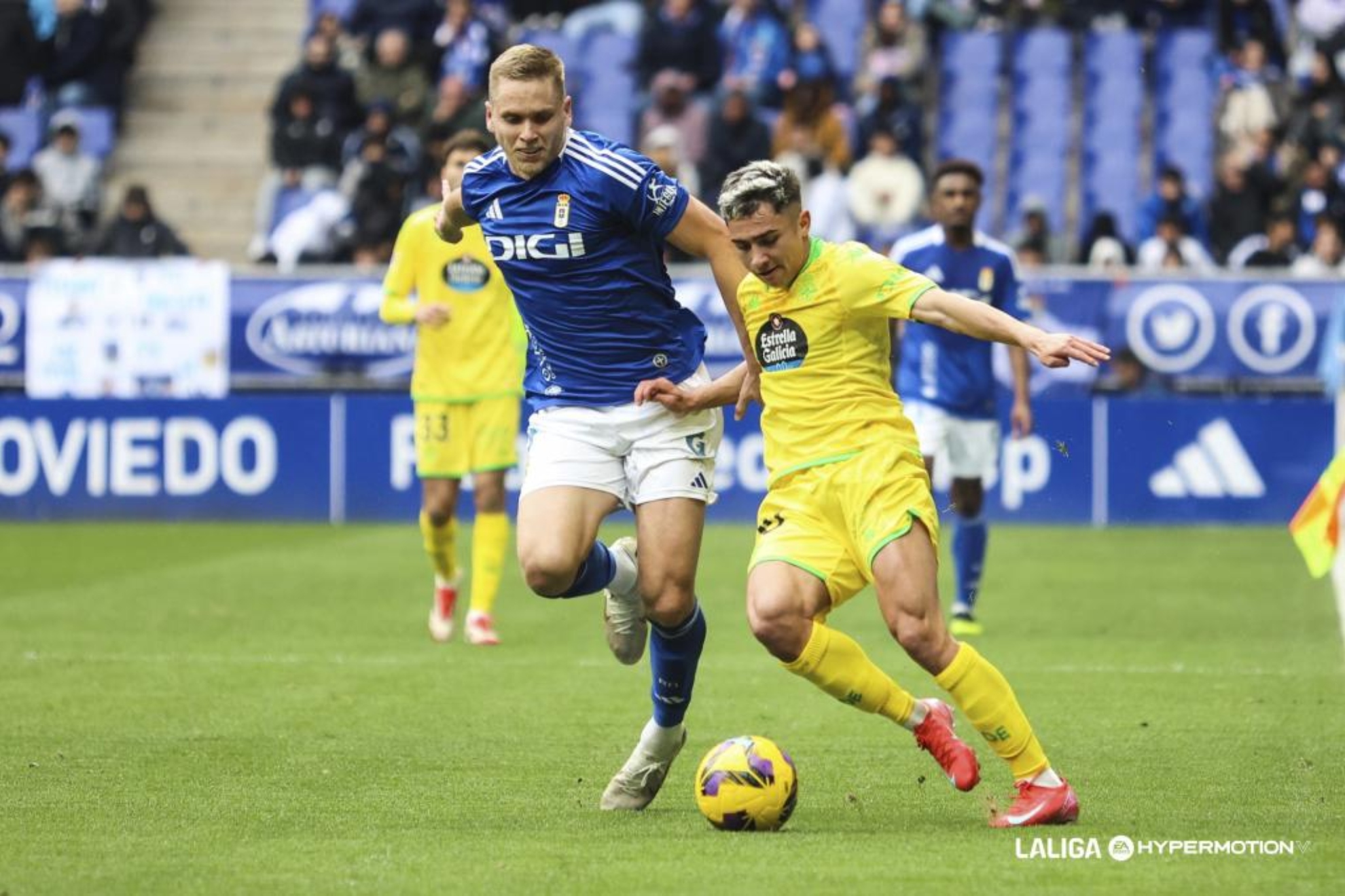 Alemao y Yeremay disputan el balón en un Oviedo-Deportivo.