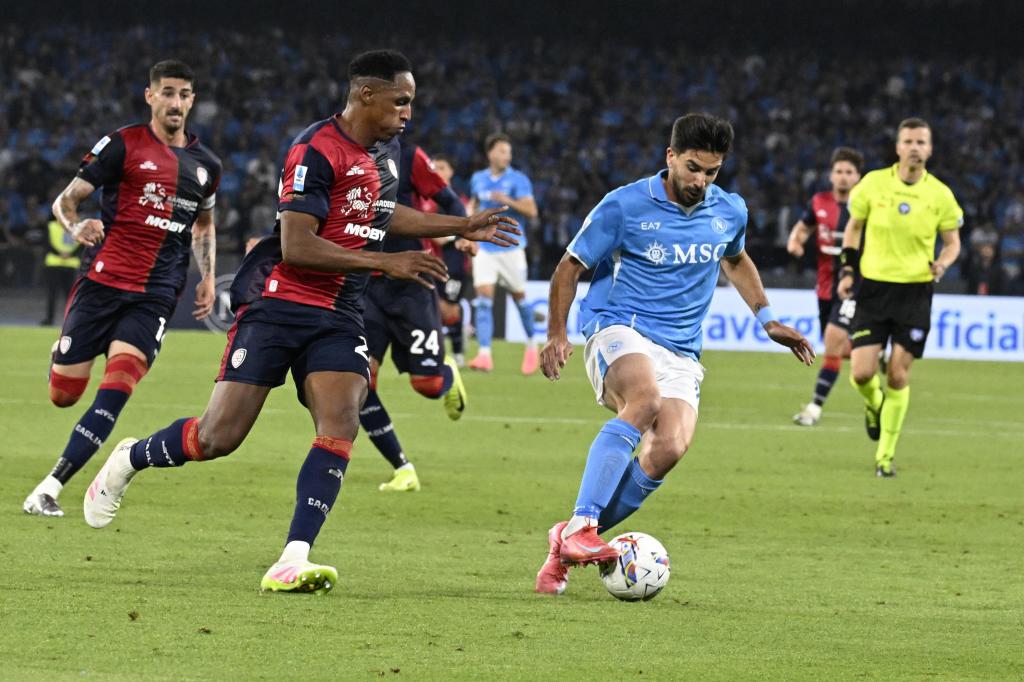 Gio Simeone en el partido que definió el títuo de la Serie A.