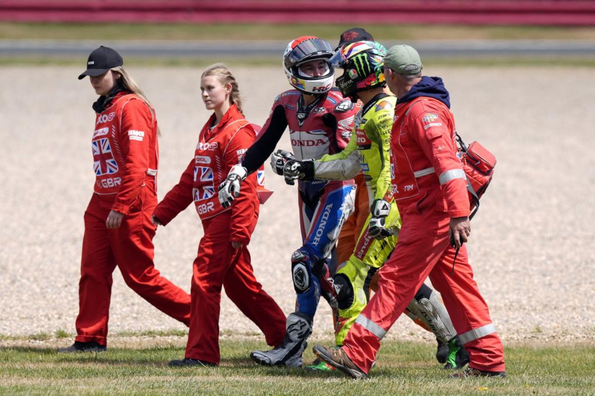 Aleix Espargaró y Morbidelli, en plena discusión en Silverstone.