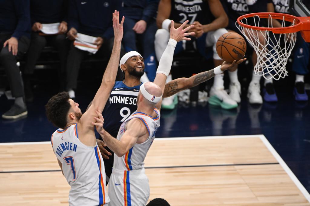 Alexander-Walker deja una bandeja tras superar a Holmgren y a Caruso.